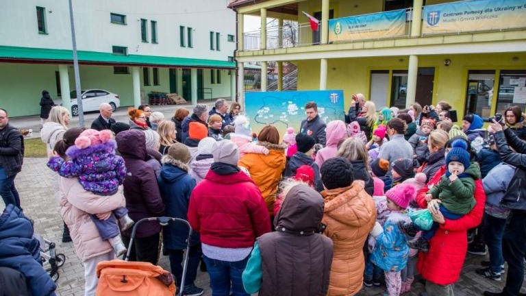 wypuszczanie golebi pokoju Centrum Pomocy w Grabiu-009.jpg