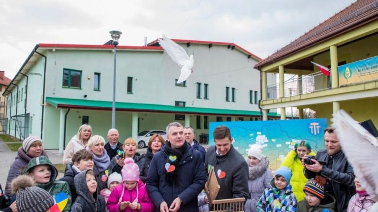 wypuszczanie golebi pokoju Centrum Pomocy w Grabiu-010.jpg