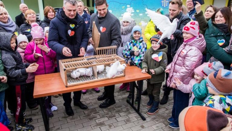 wypuszczanie golebi pokoju Centrum Pomocy w Grabiu-011.jpg