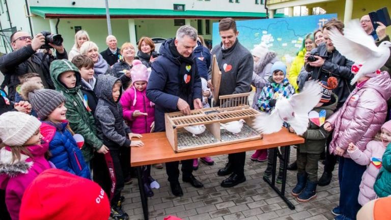 wypuszczanie golebi pokoju Centrum Pomocy w Grabiu-016.jpg