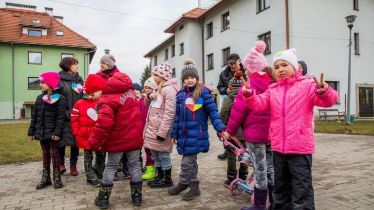 wypuszczanie golebi pokoju Centrum Pomocy w Grabiu-020.jpg