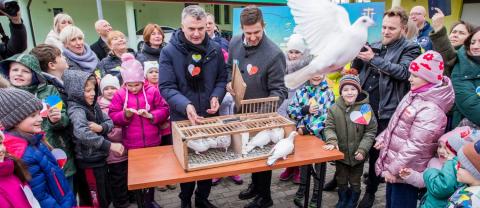 Dzieci wypuściły "GOŁĘBIE POKOJU"