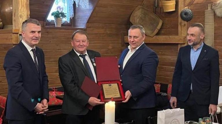odznaki honorowe za wieloletnia praca odchodzacym na emeryture pracownikom UMiG Wieliczka-001.jpg