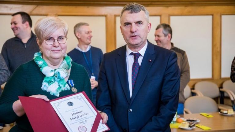 odznaki honorowe za wieloletnia praca odchodzacym na emeryture pracownikom UMiG Wieliczka-002.jpg