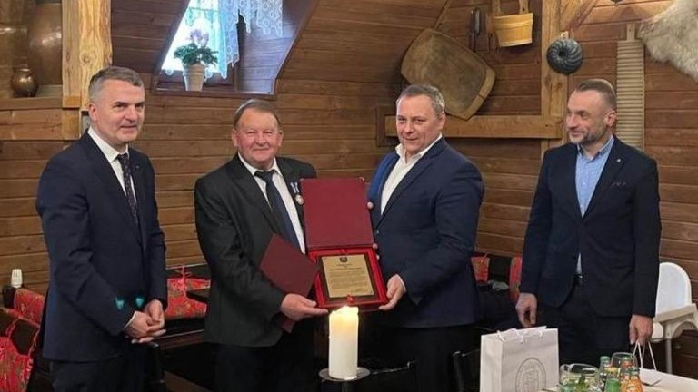 odznaki honorowe za wieloletnia praca odchodzacym na emeryture pracownikom UMiG Wieliczka-003.jpg