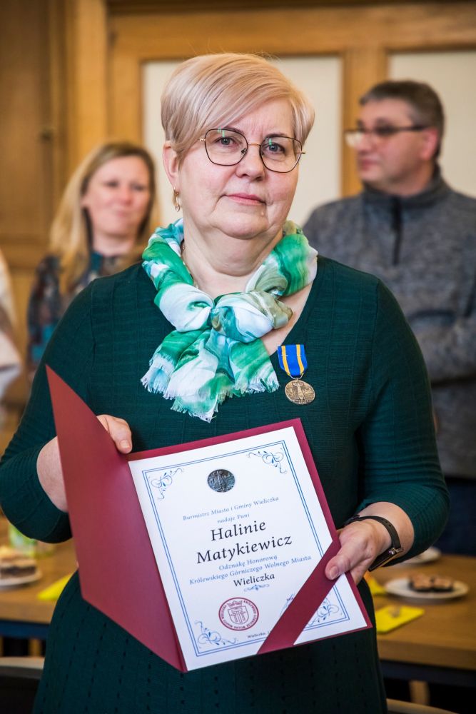 odznaki honorowe za wieloletnia praca odchodzacym na emeryture pracownikom UMiG Wieliczka-004.jpg