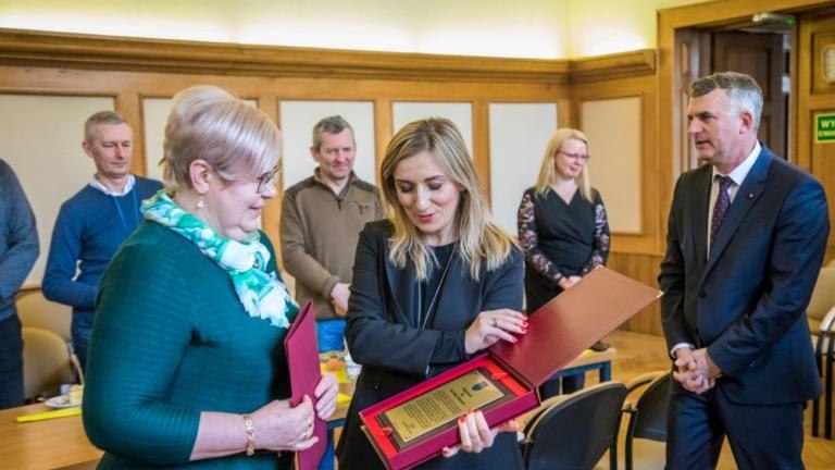 odznaki honorowe za wieloletnia praca odchodzacym na emeryture pracownikom UMiG Wieliczka-008.jpg