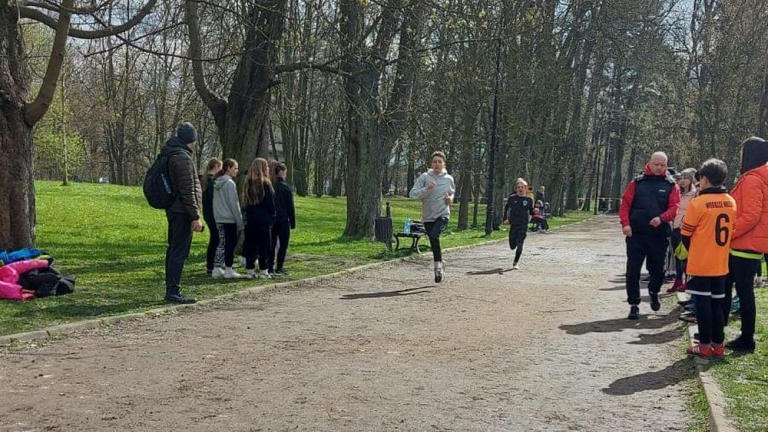 wiosenne druzynowe biegi przelajowe dziewczat i chlopcow-013.jpg