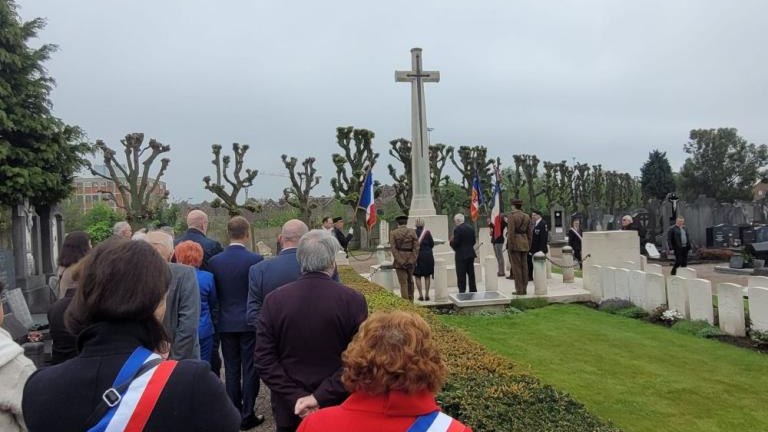 delegacja Gminy Wieliczka obchody 78. rocznicy zakonczenia II Wojny Swiatowej w Saint-Andre-006.jpg