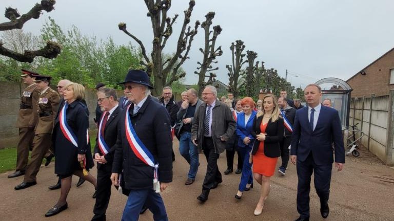 delegacja Gminy Wieliczka obchody 78. rocznicy zakonczenia II Wojny Swiatowej w Saint-Andre-008.jpg