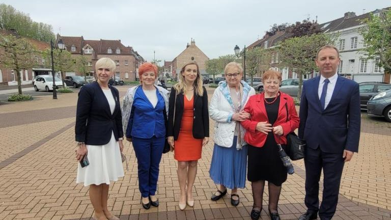delegacja Gminy Wieliczka obchody 78. rocznicy zakonczenia II Wojny Swiatowej w Saint-Andre-009.jpg