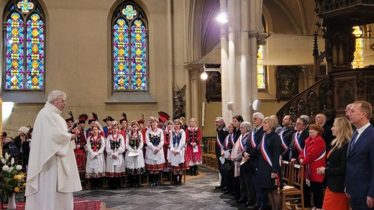 delegacja Gminy Wieliczka obchody 78. rocznicy zakonczenia II Wojny Swiatowej w Saint-Andre-012.jpg