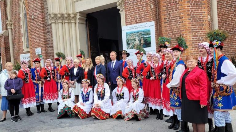 delegacja Gminy Wieliczka obchody 78. rocznicy zakonczenia II Wojny Swiatowej w Saint-Andre-018.jpg