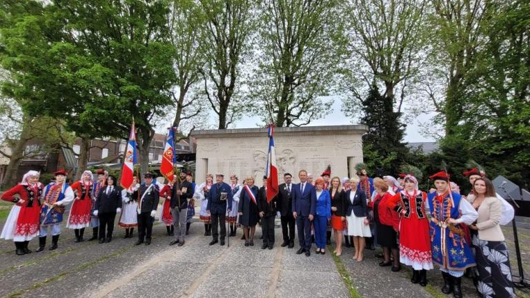 delegacja Gminy Wieliczka obchody 78. rocznicy zakonczenia II Wojny Swiatowej w Saint-Andre-025.jpg