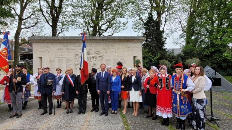 delegacja Gminy Wieliczka obchody 78. rocznicy zakonczenia II Wojny Swiatowej w Saint-Andre-026.jpg