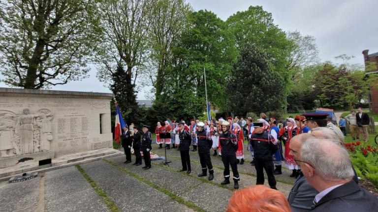 delegacja Gminy Wieliczka obchody 78. rocznicy zakonczenia II Wojny Swiatowej w Saint-Andre-031.jpg