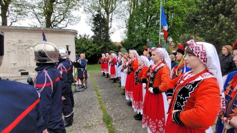 delegacja Gminy Wieliczka obchody 78. rocznicy zakonczenia II Wojny Swiatowej w Saint-Andre-032.jpg