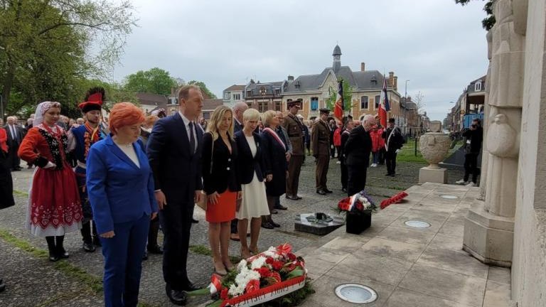 delegacja Gminy Wieliczka obchody 78. rocznicy zakonczenia II Wojny Swiatowej w Saint-Andre-033.jpg