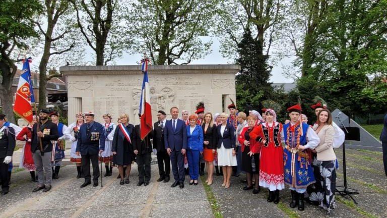 delegacja Gminy Wieliczka obchody 78. rocznicy zakonczenia II Wojny Swiatowej w Saint-Andre-035.jpg