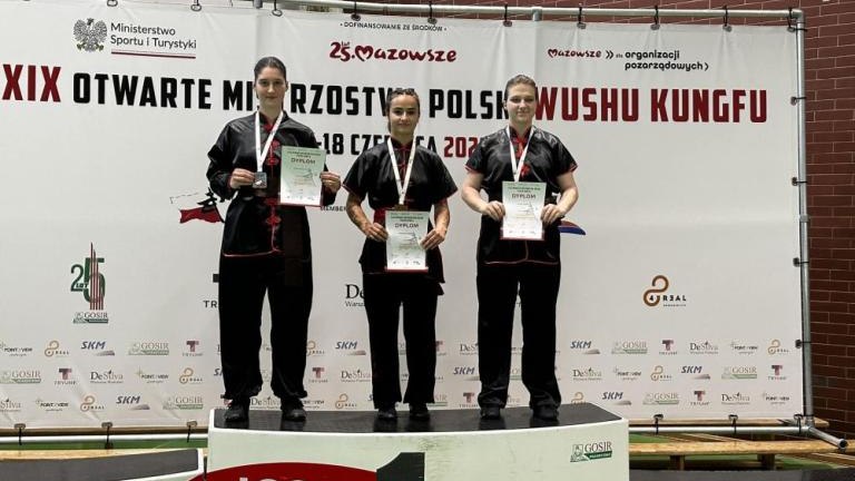 Wiktoria Dębosz multimedalistka na podium.jpg