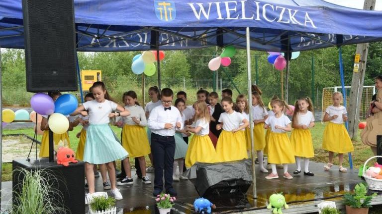 Otwarcie nowego placu zabaw i terenu rekreacyjnego w Raciborsku gm Wieliczka-009.jpg