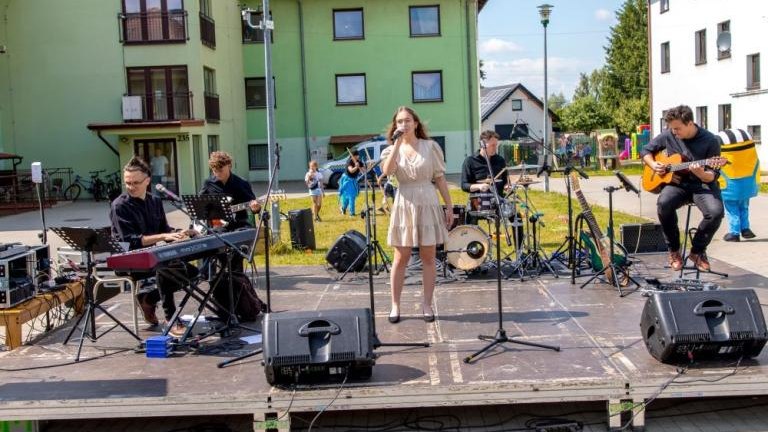 dwoch Arcybiskupow w Wielickim Centrum dla Uchodzcow Grabie-005.jpg
