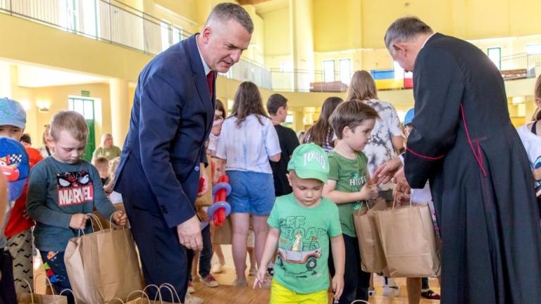 dwoch Arcybiskupow w Wielickim Centrum dla Uchodzcow Grabie-019.jpg