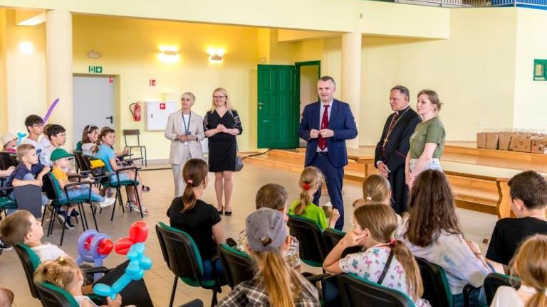 dwoch Arcybiskupow w Wielickim Centrum dla Uchodzcow Grabie-022.jpg