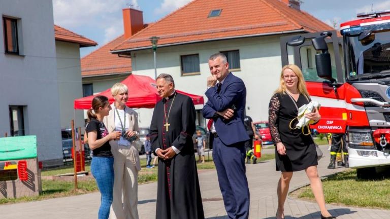 dwoch Arcybiskupow w Wielickim Centrum dla Uchodzcow Grabie-026.jpg