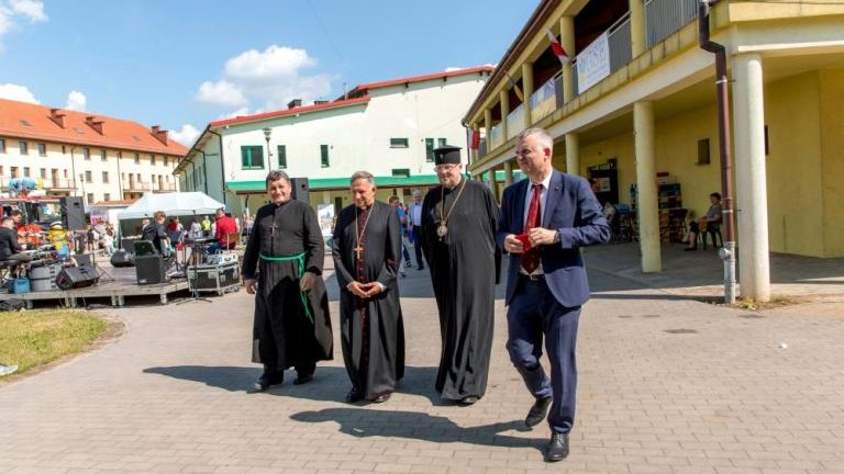 dwoch Arcybiskupow w Wielickim Centrum dla Uchodzcow Grabie-032.jpg