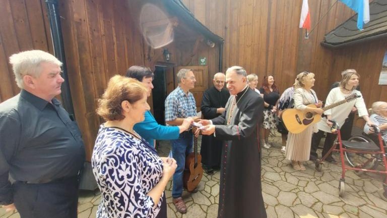 dwoch Arcybiskupow w Wielickim Centrum dla Uchodzcow Grabie-036.jpg