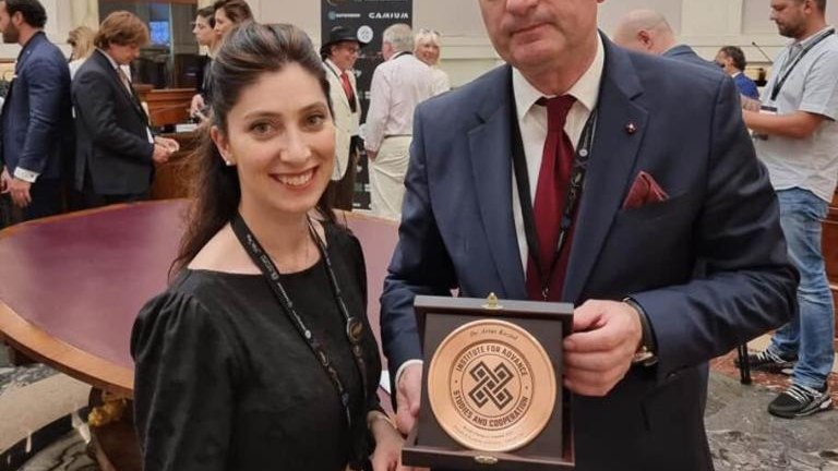 nagroda za prowadzenie działalnosci spolecznej oraz humanitarnej Artur Koziol Watykan 2023 3.jpg