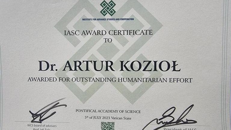 nagroda za prowadzenie działalnosci spolecznej oraz humanitarnej Artur Koziol Watykan 2023 4.jpg