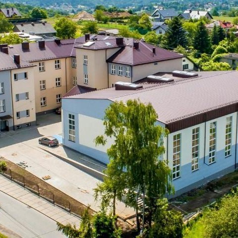 Finał prac przy budowie hali sportowej w Mietniowie