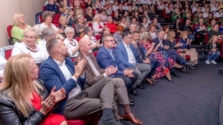 spotkanie pan z Koł Gospodyn Wiejskich LGD Powiatu Wielickiego z Jerzy Kryszak Miedzynarodowy Dzien Kobiet Wiejskich Niepolomice-002.jpg