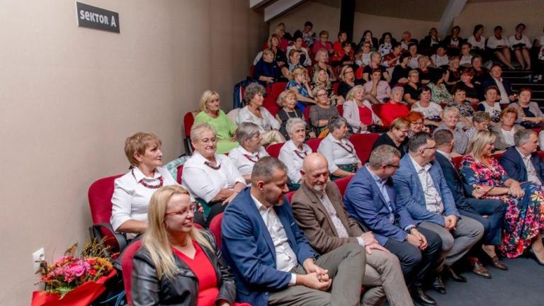 spotkanie pan z Koł Gospodyn Wiejskich LGD Powiatu Wielickiego z Jerzy Kryszak Miedzynarodowy Dzien Kobiet Wiejskich Niepolomice-006.jpg