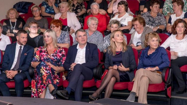 spotkanie pan z Koł Gospodyn Wiejskich LGD Powiatu Wielickiego z Jerzy Kryszak Miedzynarodowy Dzien Kobiet Wiejskich Niepolomice-009.jpg
