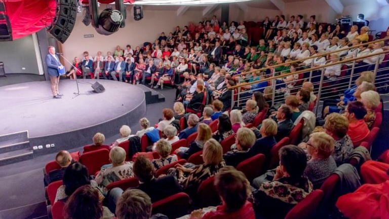spotkanie pan z Koł Gospodyn Wiejskich LGD Powiatu Wielickiego z Jerzy Kryszak Miedzynarodowy Dzien Kobiet Wiejskich Niepolomice-012.jpg