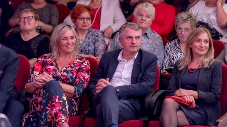 spotkanie pan z Koł Gospodyn Wiejskich LGD Powiatu Wielickiego z Jerzy Kryszak Miedzynarodowy Dzien Kobiet Wiejskich Niepolomice-013.jpg