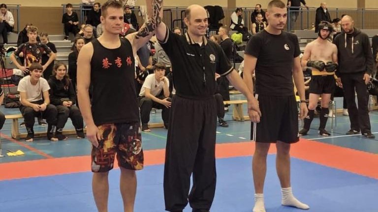 Karol Bromblik wygrywa walkę.jpg