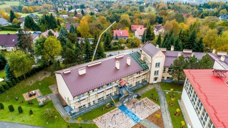 remont pokrycia dachu w Szkole Podstawowej w Sierczy Wieliczka-005.jpg