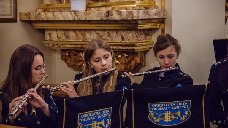 koncert zaduszkowy orkiestry detej Hejnal z Byszyc gm Wieliczka-011.jpg