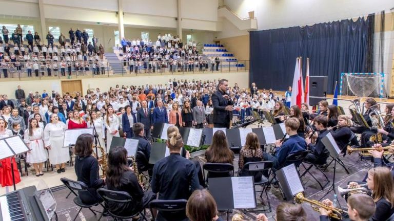 wspolne spiewanie piesni patriotycznych młodziezy wielickich szkol podstawowych Solne_Miasto-005.jpg