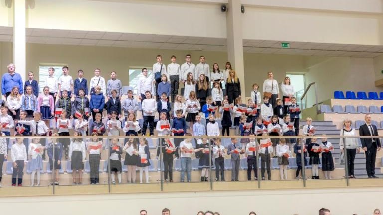 wspolne spiewanie piesni patriotycznych młodziezy wielickich szkol podstawowych Solne_Miasto-006.jpg