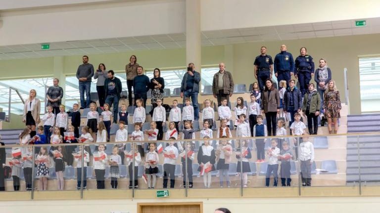 wspolne spiewanie piesni patriotycznych młodziezy wielickich szkol podstawowych Solne_Miasto-007.jpg