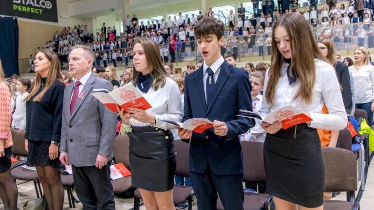 wspolne spiewanie piesni patriotycznych młodziezy wielickich szkol podstawowych Solne_Miasto-008.jpg
