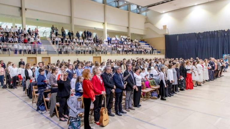 wspolne spiewanie piesni patriotycznych młodziezy wielickich szkol podstawowych Solne_Miasto-009.jpg