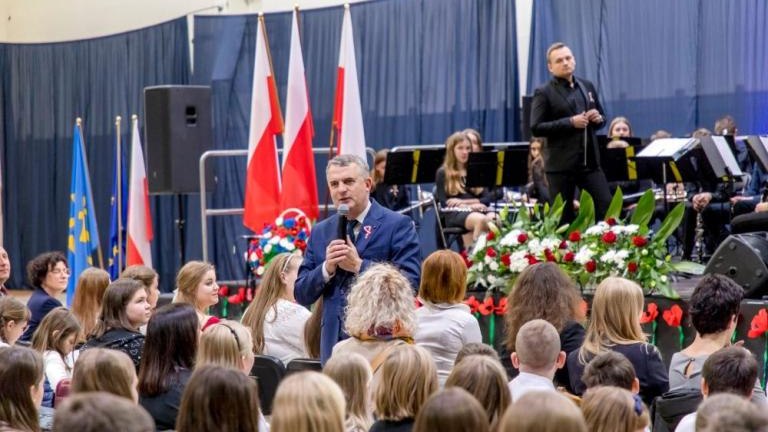 wspolne spiewanie piesni patriotycznych młodziezy wielickich szkol podstawowych Solne_Miasto-010.jpg