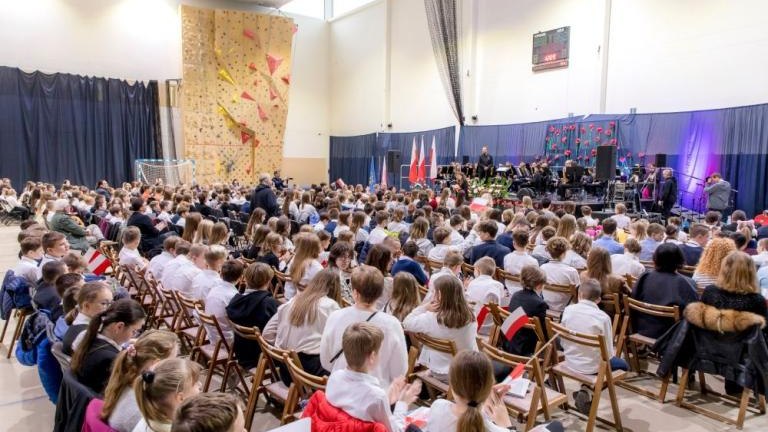 wspolne spiewanie piesni patriotycznych młodziezy wielickich szkol podstawowych Solne_Miasto-014.jpg