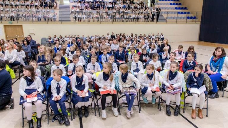 wspolne spiewanie piesni patriotycznych młodziezy wielickich szkol podstawowych Solne_Miasto-016.jpg